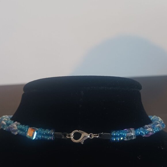 Translucent cube beaded necklace - Picture 2 of 5